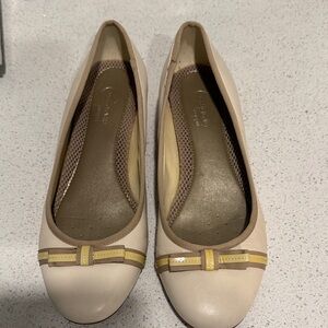 Easy Spirit Cream and Tan Flats with Bow Accent 7.5